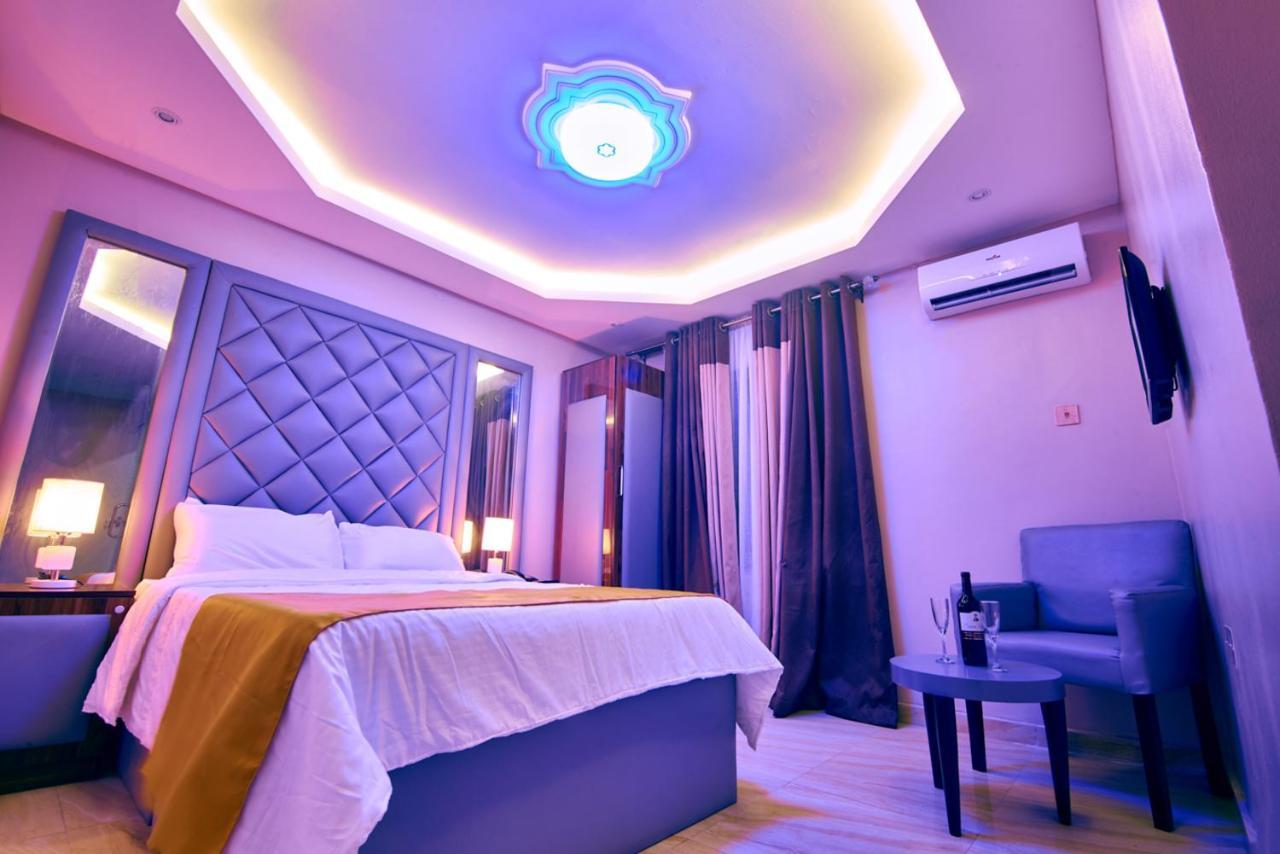Double M Exquisite Suites And Lounge Lekki Ogombo Eksteriør billede